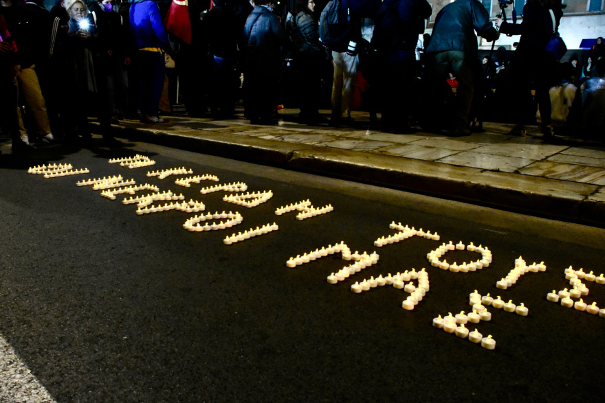 Σύγκρουση τρένων στη Λάρισα - Σύνταγμα: Συγκέντρωση διαμαρτυρίας της ΚΝΕ - Φαναράκια στον ουρανό για τους νεκρούς (φωτογραφίες)