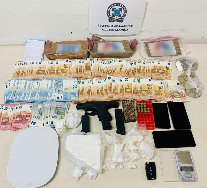 Βρήκαν όπλο και πολύ χρήμα στα σπίτια διακινητή κοκαΐνης