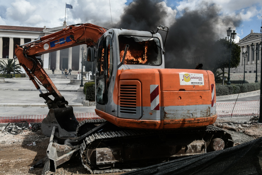 Σύγκρουση τρένων στη Λάρισα: Άρχισαν τα ίδια μετά από χρόνια - Τα έσπασαν στο Σύνταγμα, δείτε βίντεο
