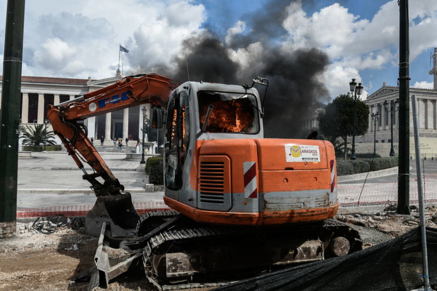 Σύγκρουση τρένων στη Λάρισα: Άρχισαν τα ίδια μετά από χρόνια - Τα έσπασαν στο Σύνταγμα, δείτε βίντεο