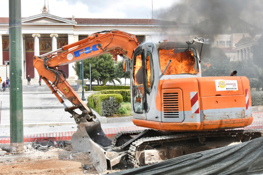 Σύγκρουση τρένων στη Λάρισα: Άρχισαν τα ίδια μετά από χρόνια - Τα έσπασαν στο Σύνταγμα, δείτε βίντεο