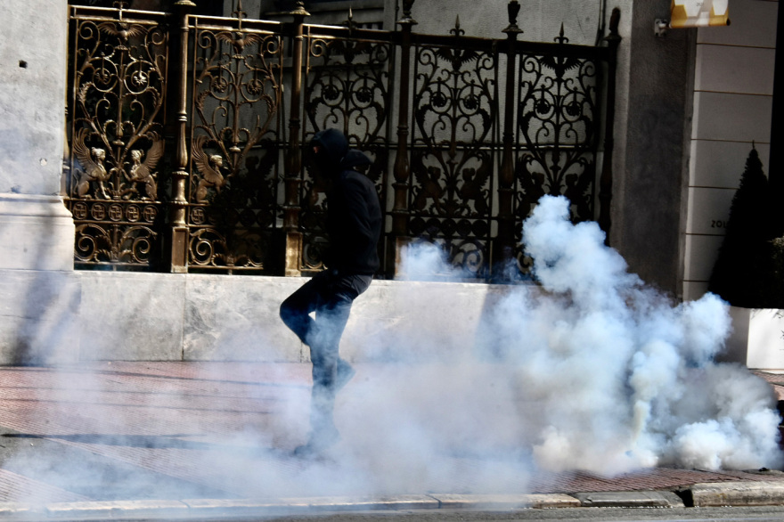 Σύγκρουση τρένων στη Λάρισα: Άρχισαν τα ίδια μετά από χρόνια - Τα έσπασαν στο Σύνταγμα, δείτε βίντεο