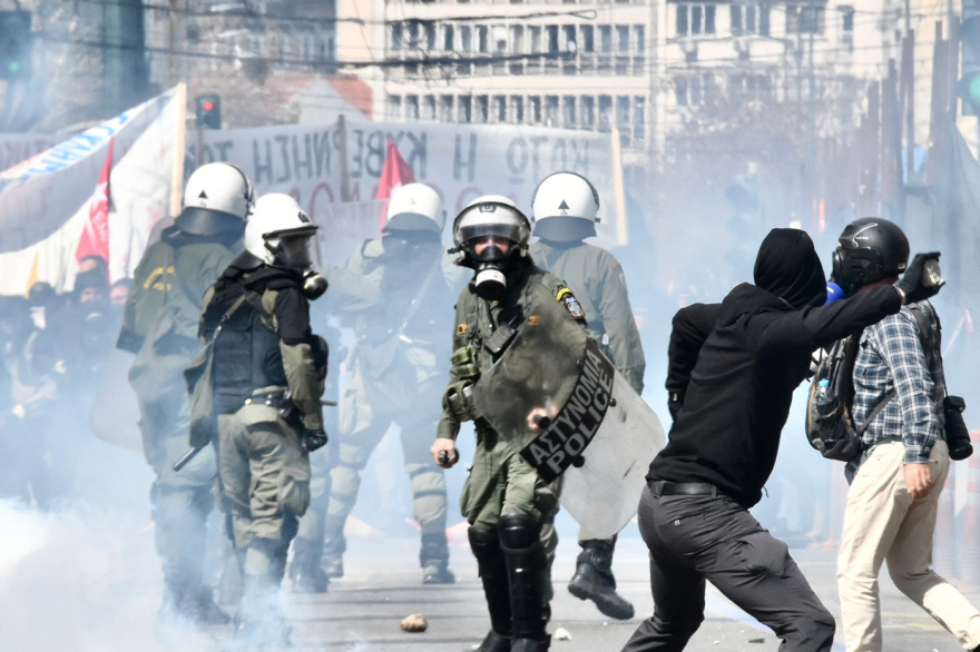 Σύγκρουση τρένων στη Λάρισα: Επεισόδια στο Σύνταγμα με κουκουλοφόρους στο συλλαλητήριο - Δείτε βίντεο