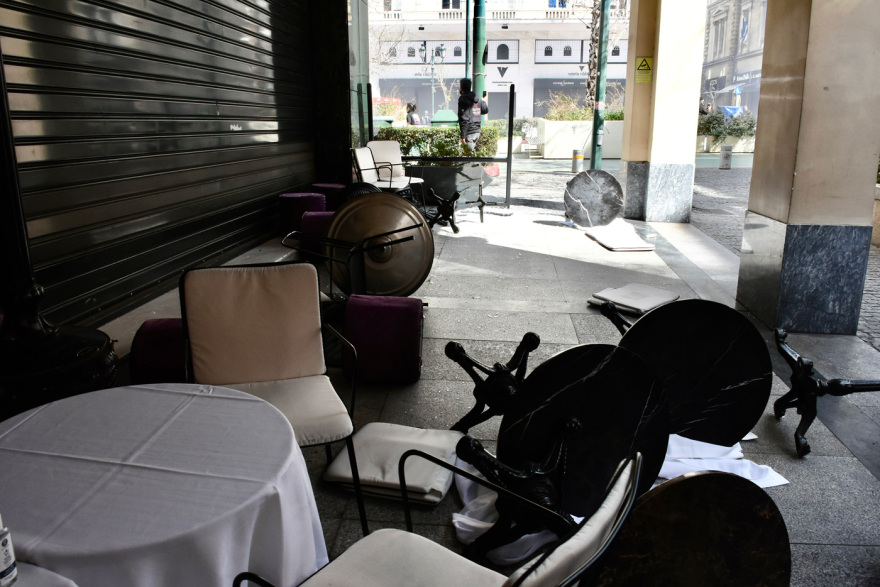 Σύγκρουση τρένων στη Λάρισα: Άρχισαν τα ίδια μετά από χρόνια - Τα έσπασαν στο Σύνταγμα, δείτε βίντεο