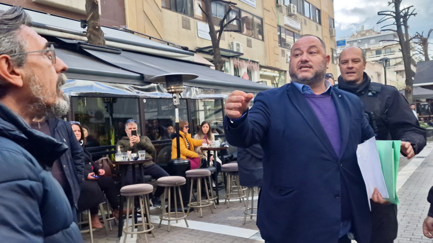 Λάρισα: Προσαγωγή δημοσιογράφων και οπερατέρ ύστερα από μήνυση δικηγόρου έξω από το δικαστήριο