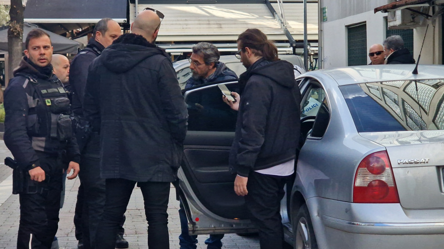 Λάρισα: Προσαγωγή δημοσιογράφων και οπερατέρ ύστερα από μήνυση δικηγόρου έξω από το δικαστήριο