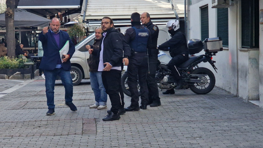 Λάρισα: Προσαγωγή δημοσιογράφων και οπερατέρ ύστερα από μήνυση δικηγόρου έξω από το δικαστήριο