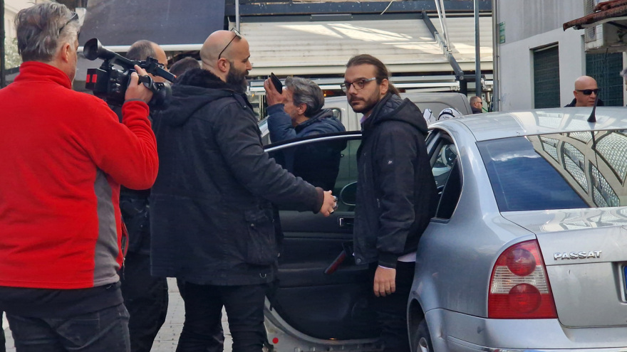 Λάρισα: Προσαγωγή δημοσιογράφων και οπερατέρ ύστερα από μήνυση δικηγόρου έξω από το δικαστήριο