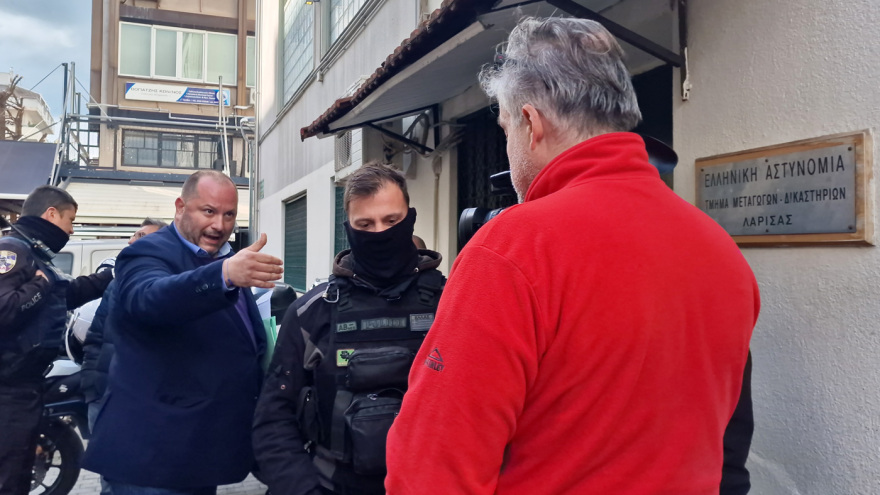 Λάρισα: Προσαγωγή δημοσιογράφων και οπερατέρ ύστερα από μήνυση δικηγόρου έξω από το δικαστήριο