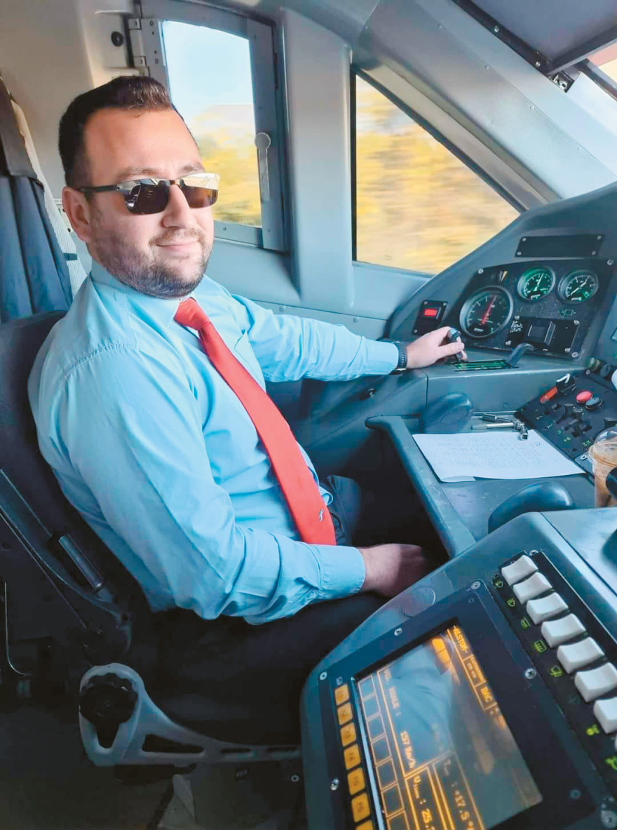 Σύγκρουση τρένων στα Τέμπη: Bασίλη... φεύγω - Οι τραγικές ιστορίες στα συντρίμμια της αμαξοστοιχίας 