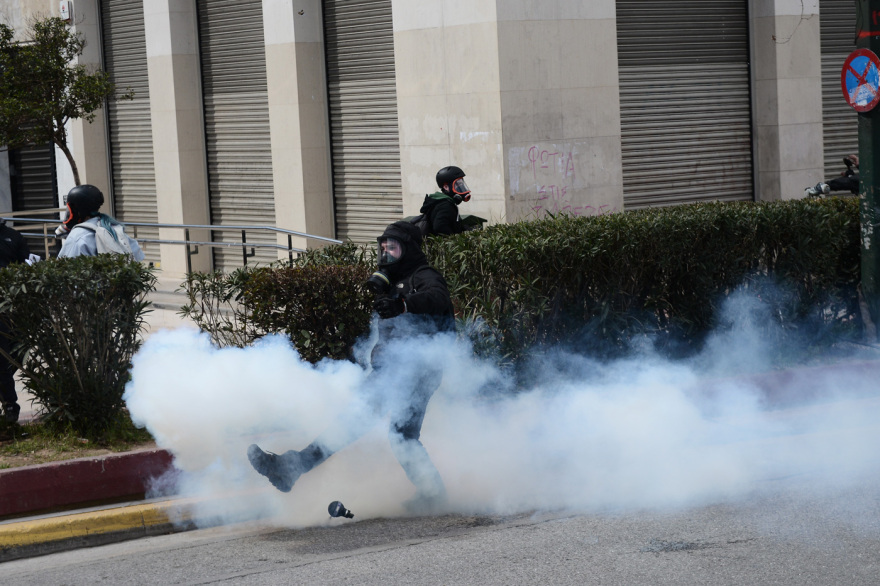 Σύγκρουση τρένων στη Λάρισα: Επεισόδια στο Σύνταγμα με κουκουλοφόρους στο συλλαλητήριο - Δείτε βίντεο