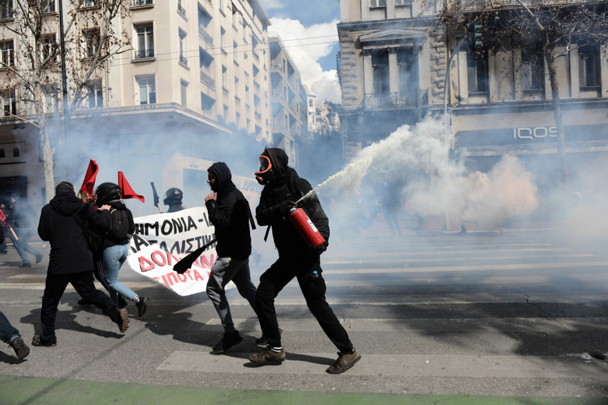 Σύγκρουση τρένων στη Λάρισα: Επεισόδια στο Σύνταγμα με κουκουλοφόρους στο συλλαλητήριο - Δείτε βίντεο