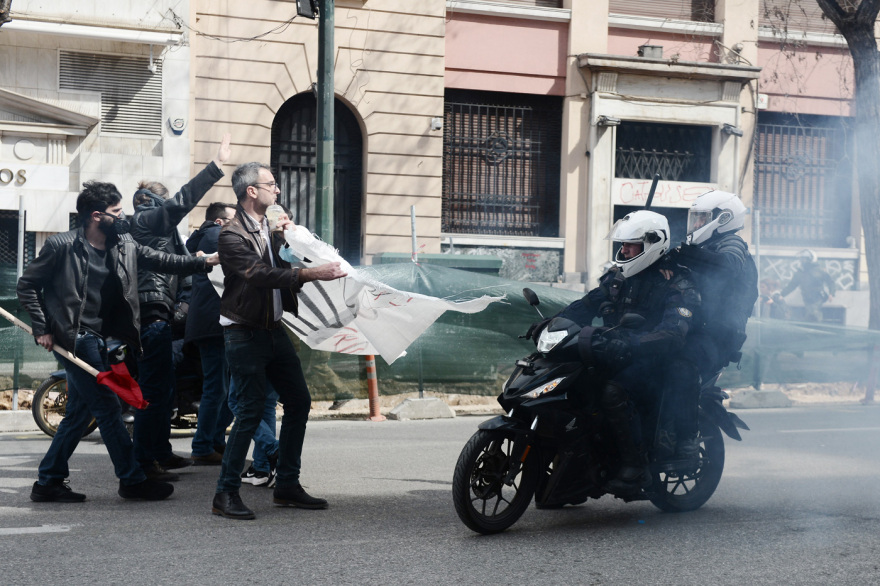 Σύγκρουση τρένων στη Λάρισα: Επεισόδια στο Σύνταγμα με κουκουλοφόρους στο συλλαλητήριο - Δείτε βίντεο