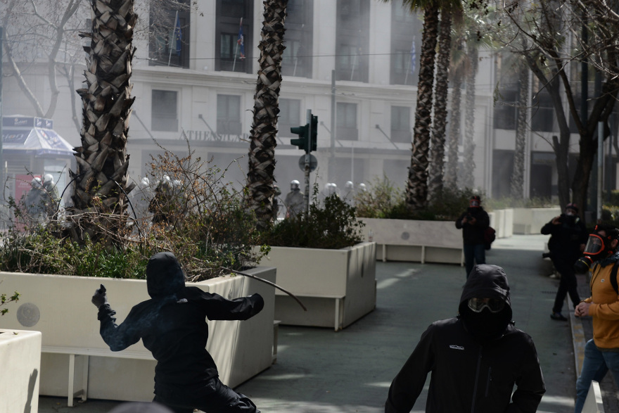 Σύγκρουση τρένων στη Λάρισα: Επεισόδια στο Σύνταγμα με κουκουλοφόρους στο συλλαλητήριο - Δείτε βίντεο