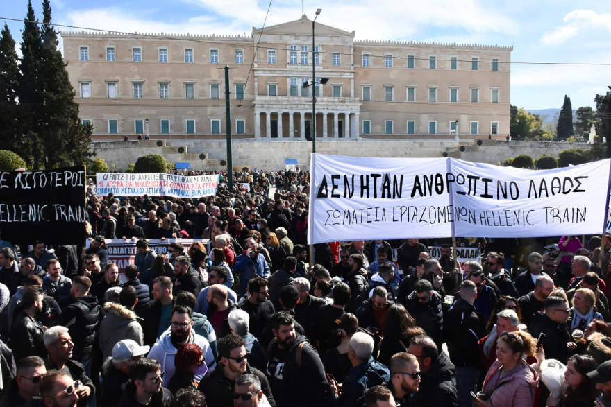 Σύγκρουση τρένων στη Λάρισα: Επεισόδια στο Σύνταγμα με κουκουλοφόρους στο συλλαλητήριο - Δείτε βίντεο