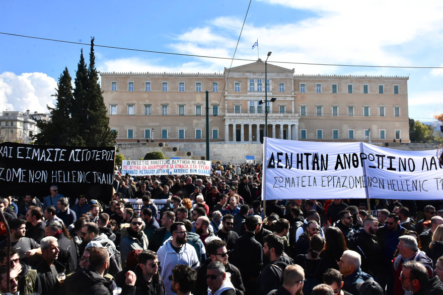 Σύγκρουση τρένων στη Λάρισα: Επεισόδια στο Σύνταγμα με κουκουλοφόρους στο συλλαλητήριο - Δείτε βίντεο
