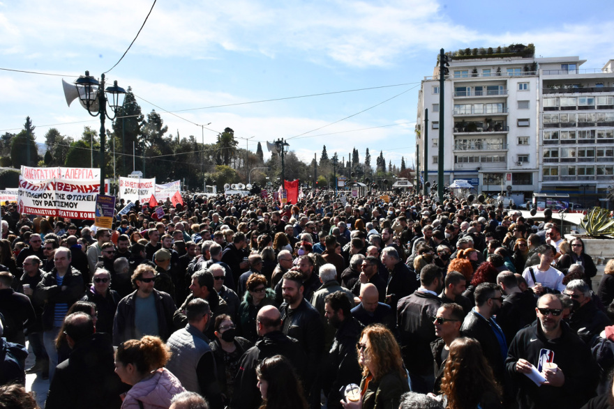 Σύγκρουση τρένων στη Λάρισα: Επεισόδια στο Σύνταγμα με κουκουλοφόρους στο συλλαλητήριο - Δείτε βίντεο