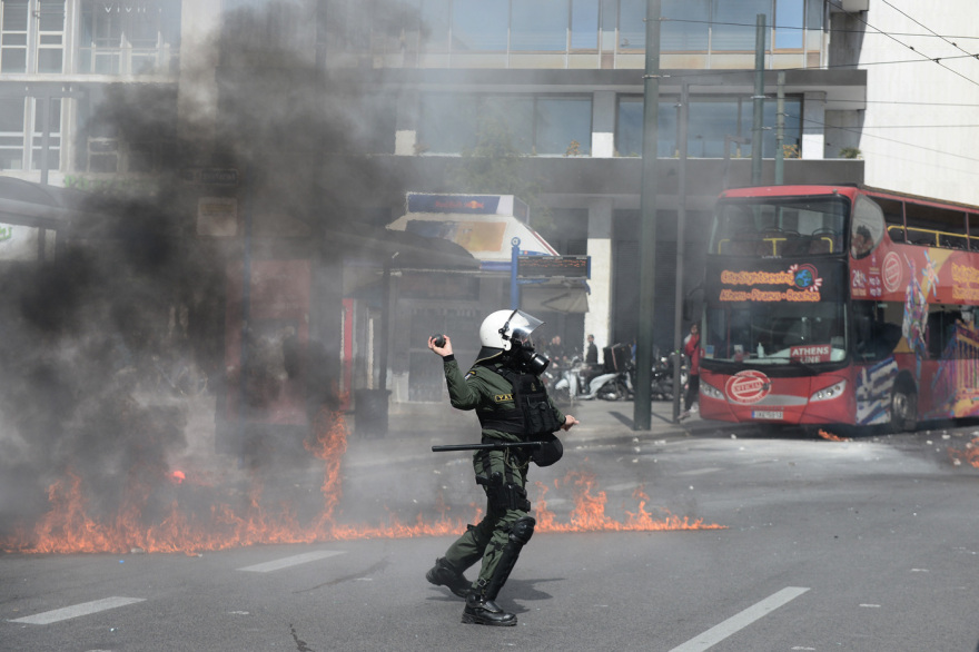 Σύγκρουση τρένων στη Λάρισα: Άρχισαν τα ίδια μετά από χρόνια - Τα έσπασαν στο Σύνταγμα, δείτε βίντεο