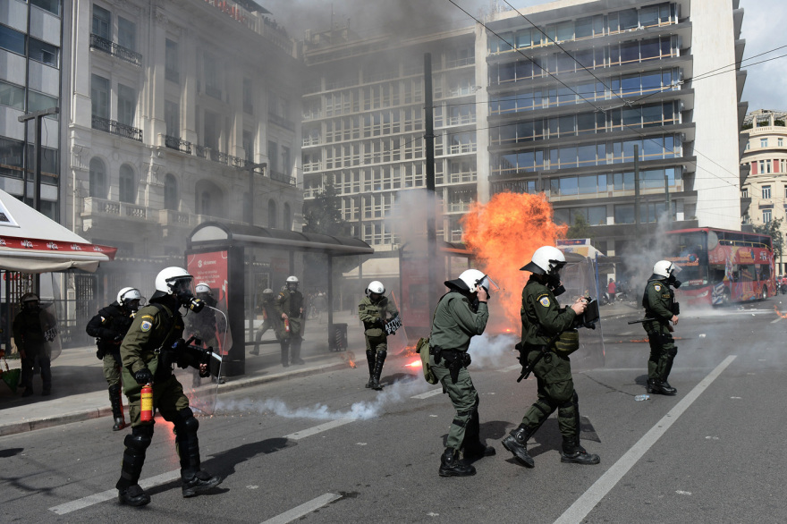 Σύγκρουση τρένων στη Λάρισα: Άρχισαν τα ίδια μετά από χρόνια - Τα έσπασαν στο Σύνταγμα, δείτε βίντεο