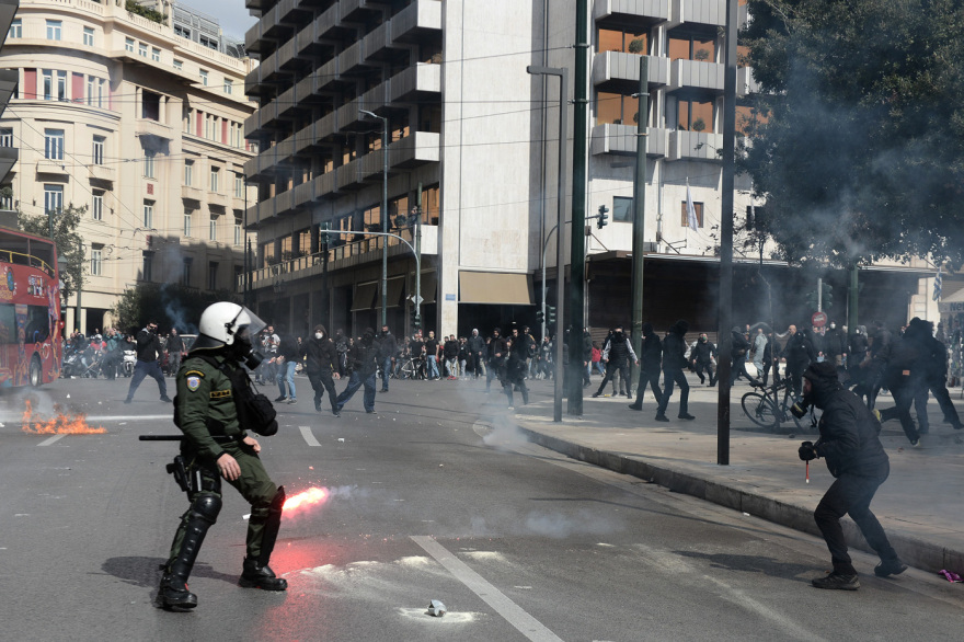 Σύγκρουση τρένων στη Λάρισα: Άρχισαν τα ίδια μετά από χρόνια - Τα έσπασαν στο Σύνταγμα, δείτε βίντεο