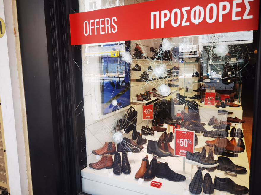 Σύγκρουση τρένων στη Λάρισα: Άρχισαν τα ίδια μετά από χρόνια - Τα έσπασαν στο Σύνταγμα, δείτε βίντεο