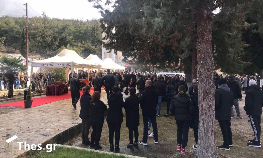 Σε κλίμα οδύνης η κηδεία της Σοφίας – Ειρήνης που σκοτώθηκε στα Τέμπη
