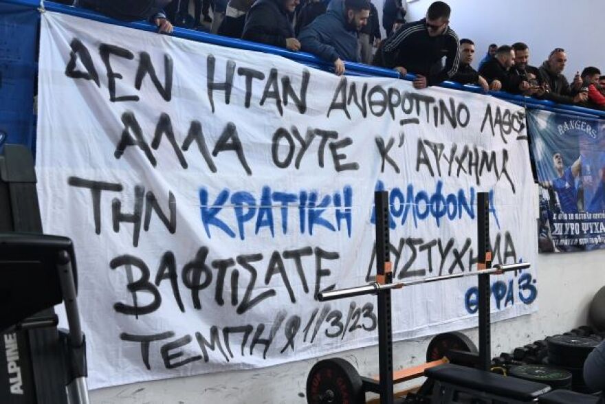 Σύγκρουση τρένων στη Λάρισα:«Όφειλα να στηρίξω αυτή την κίνηση ως ένδειξη πένθους» λέει ο Μαυροκεφαλίδης για το πανό στη Νίκαια