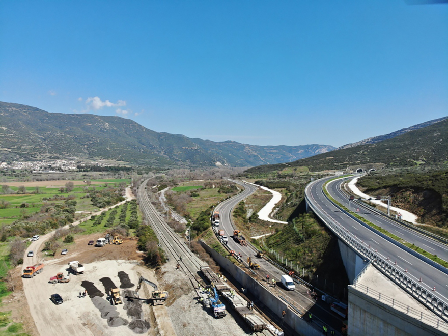 Σύγκρουση τρένων στα Τέμπη: Απομακρύνθηκαν τα βαγόνια από το σημείο της τραγωδίας - Δείτε βίντεο και φωτογραφίες