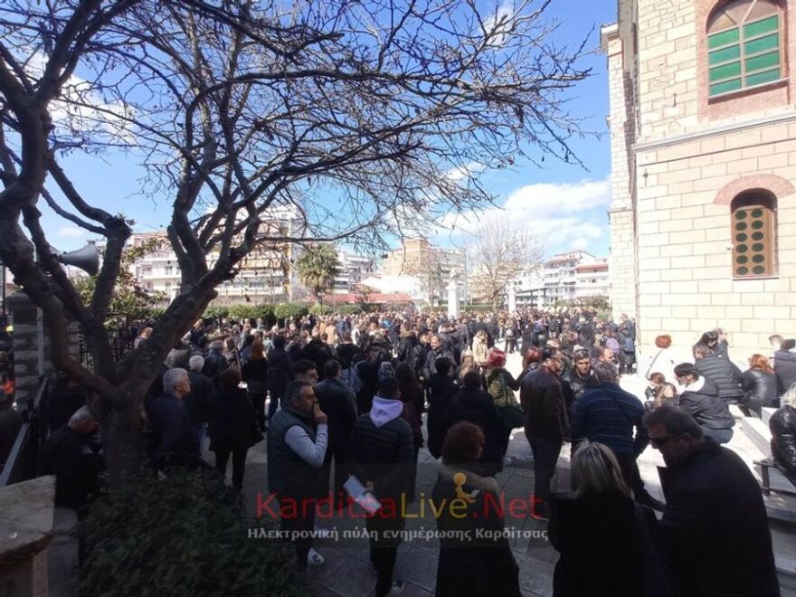 Σύγκρουση τρένων στη Λάρισα: Σπαραγμός στις κηδείες των θυμάτων