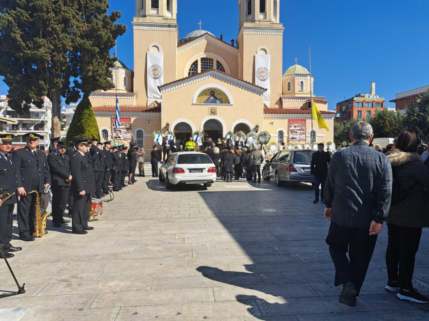 Σύγκρουση τρένων στα Τέμπη: Με την τσάντα που είχε στην υπηρεσία του η κηδεία του 23χρονου πυροσβέστη και της φίλης του