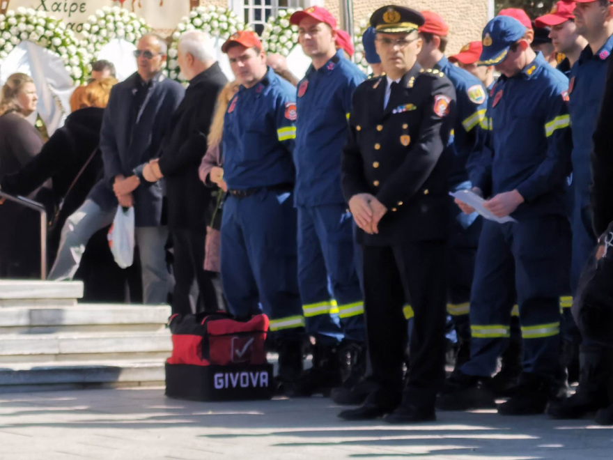 Σύγκρουση τρένων στα Τέμπη: Με την τσάντα που είχε στην υπηρεσία του η κηδεία του 23χρονου πυροσβέστη και της φίλης του