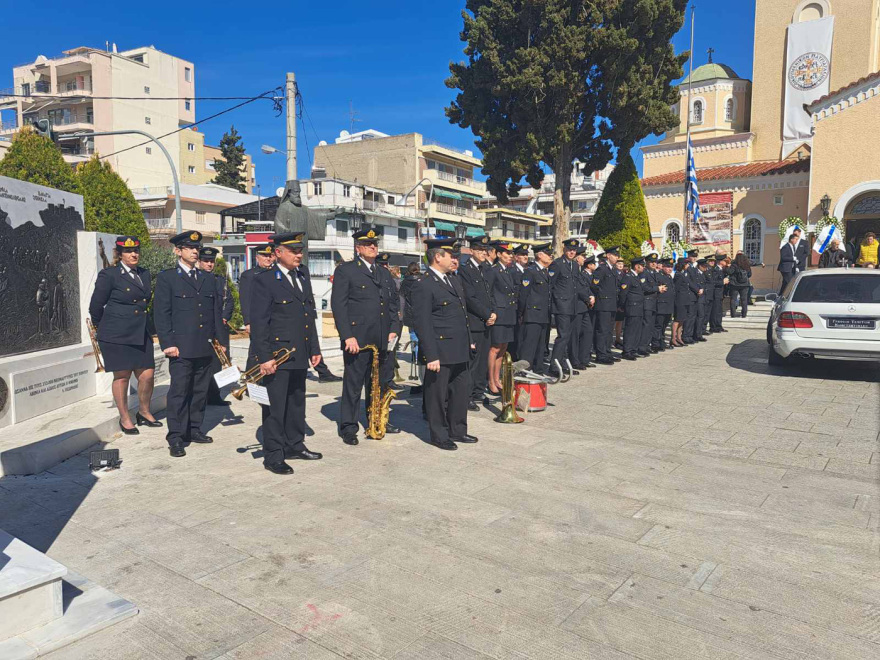 Σύγκρουση τρένων στα Τέμπη: Με την τσάντα που είχε στην υπηρεσία του η κηδεία του 23χρονου πυροσβέστη και της φίλης του