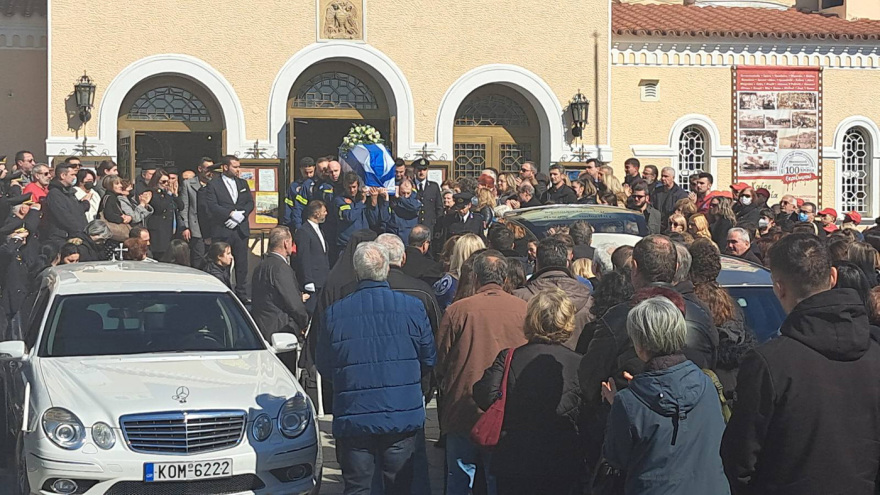 Σύγκρουση τρένων στα Τέμπη: Με την τσάντα που είχε στην υπηρεσία του η κηδεία του 23χρονου πυροσβέστη και της φίλης του