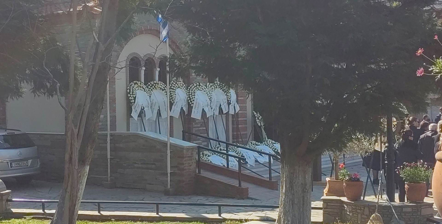 Θεσσαλονίκη: Θρήνος στην κηδεία του αστυνομικού που σκοτώθηκε μαζί με τον 15χρονο γιο του στα Τέμπη