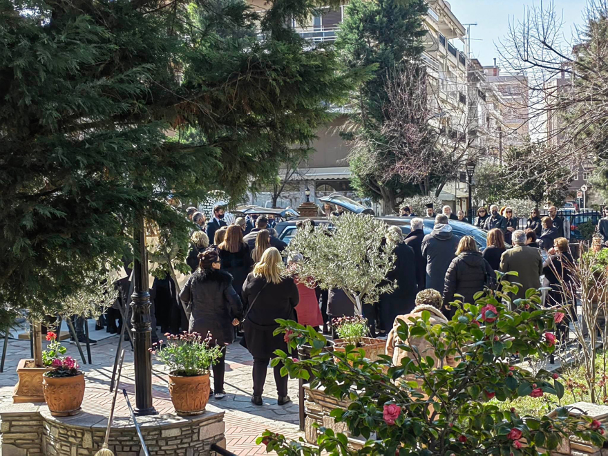 Θεσσαλονίκη: Θρήνος στην κηδεία του αστυνομικού που σκοτώθηκε μαζί με τον 15χρονο γιο του στα Τέμπη