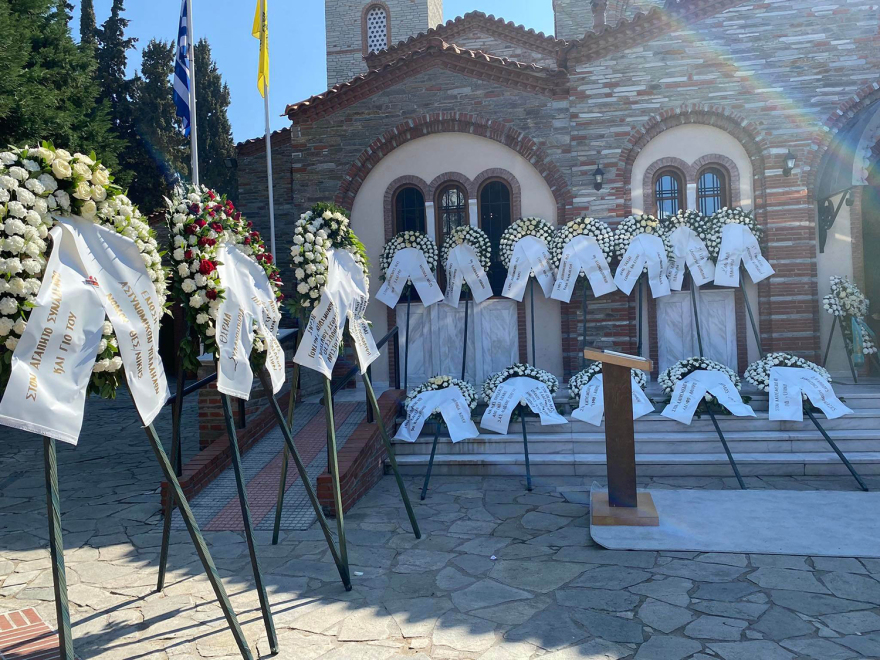 Θεσσαλονίκη: Θρήνος στην κηδεία του αστυνομικού που σκοτώθηκε μαζί με τον 15χρονο γιο του στα Τέμπη