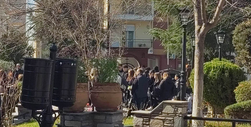 Θεσσαλονίκη: Θρήνος στην κηδεία του αστυνομικού που σκοτώθηκε μαζί με τον 15χρονο γιο του στα Τέμπη