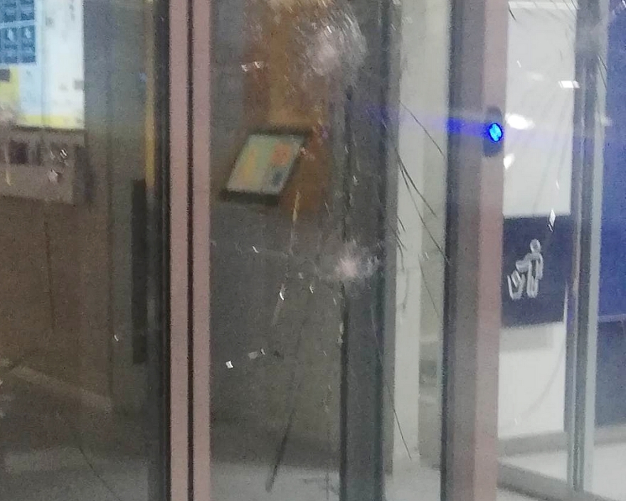 Ηράκλειο: Αναρχικοί «έσπασαν» τράπεζα και πέταξαν μπογιές στο Δικαστικό Μέγαρο - Δείτε φωτογραφίες