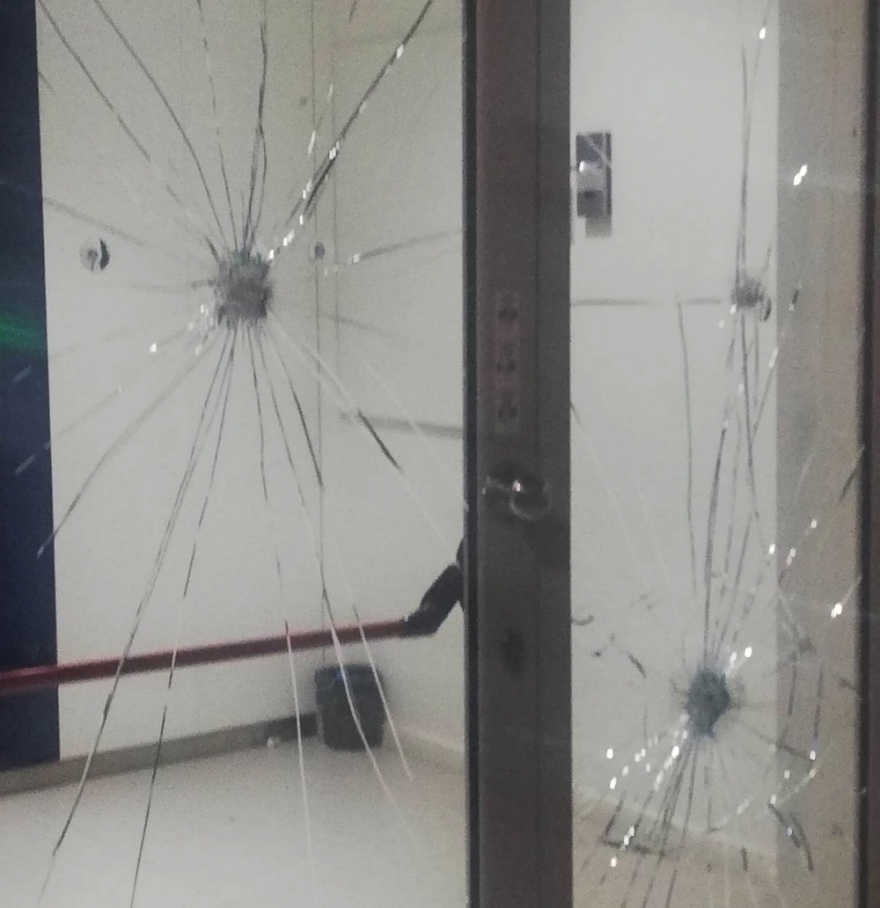Ηράκλειο: Αναρχικοί «έσπασαν» τράπεζα και πέταξαν μπογιές στο Δικαστικό Μέγαρο - Δείτε φωτογραφίες