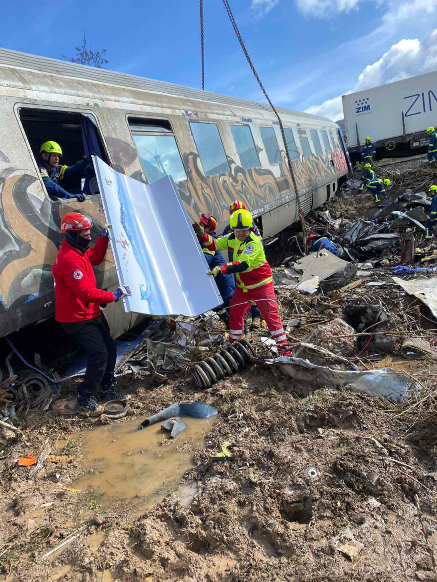 Σύγκρουση τρένων στα Τέμπη: «Αντικρίσαμε μία φρίκη» - Τι περιγράφει εθελοντής διασώστης