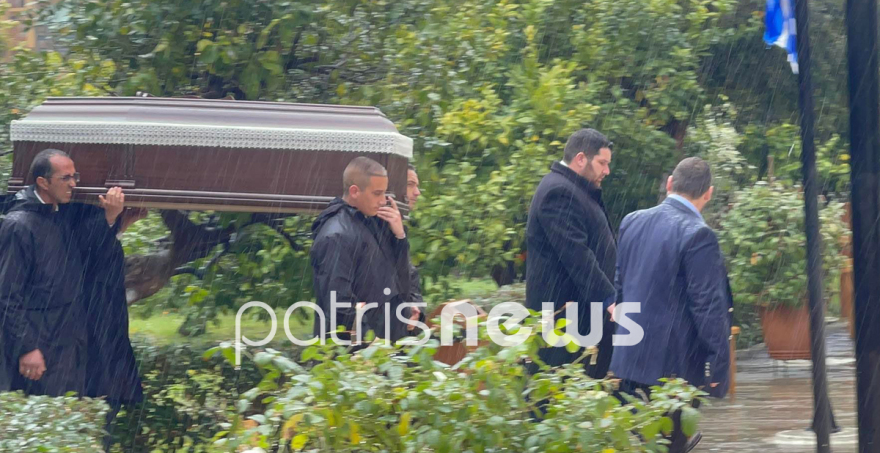 Σύγκρουση τρένων στα Τέμπη: Πλήθος κόσμου λέει το τελευταίο «αντίο» στον μηχανοδηγό Γιώργο Κουτσούμπα