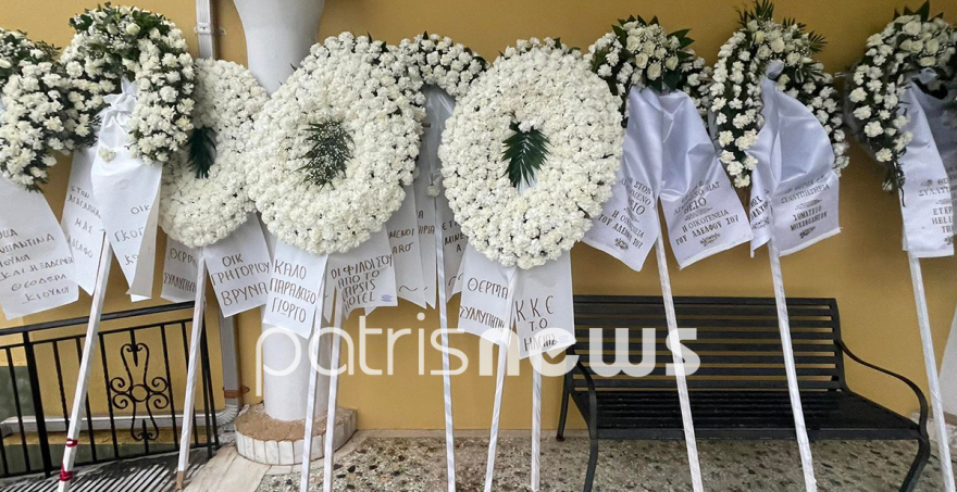 Σύγκρουση τρένων στα Τέμπη: Πλήθος κόσμου λέει το τελευταίο «αντίο» στον μηχανοδηγό Γιώργο Κουτσούμπα