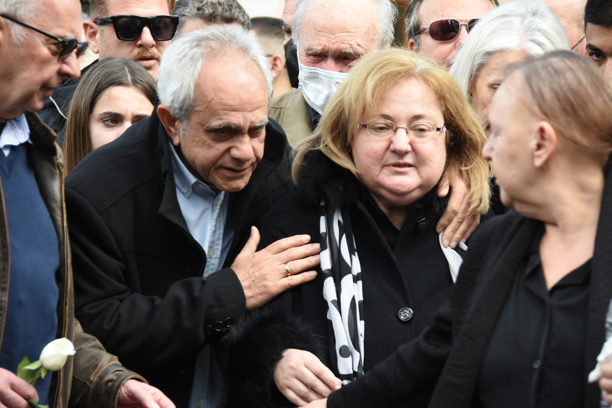 Σύγκρουση τρένων στα Τέμπη: Οδύνη στην κηδεία του 35χρονου μηχανοδηγού Σπύρου Βούλγαρη - Παρών ο Μητσοτάκης