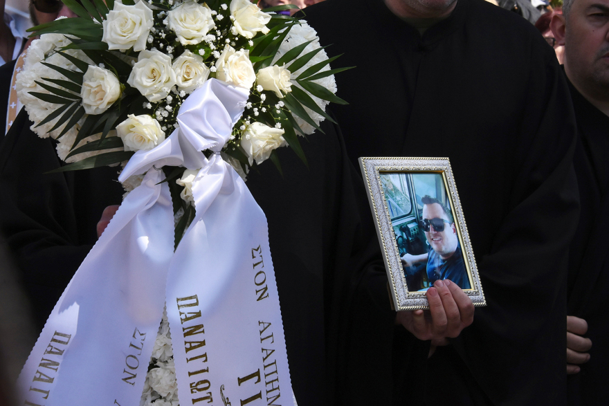 Σύγκρουση τρένων στα Τέμπη: Οδύνη στην κηδεία του 35χρονου μηχανοδηγού Σπύρου Βούλγαρη - Παρών ο Μητσοτάκης