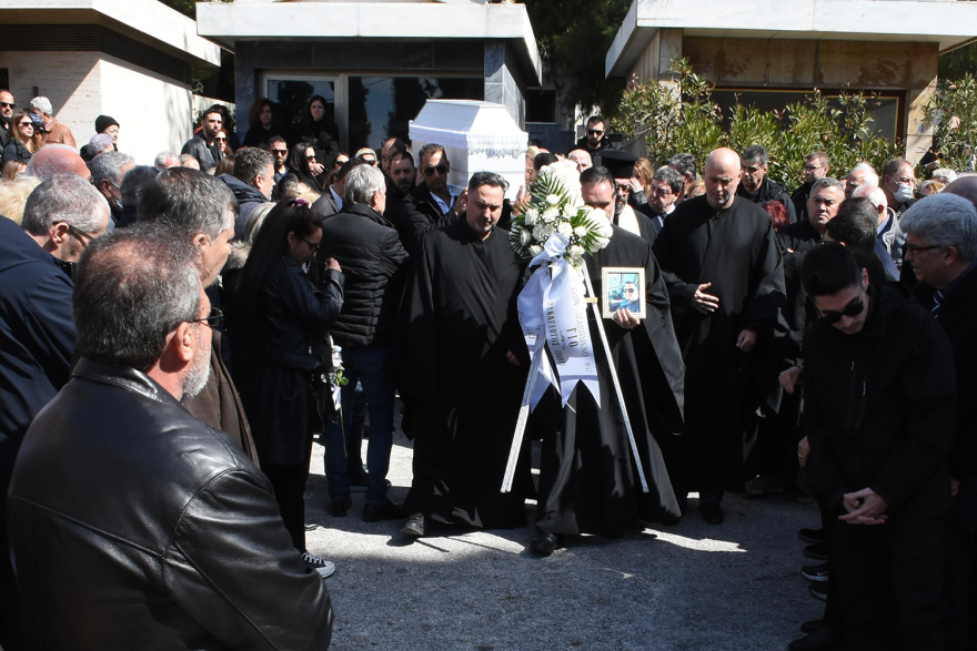 Σύγκρουση τρένων στα Τέμπη: Οδύνη στην κηδεία του 35χρονου μηχανοδηγού Σπύρου Βούλγαρη - Παρών ο Μητσοτάκης