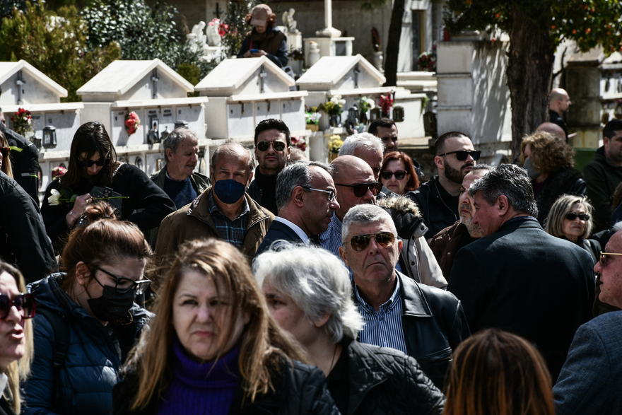 Σύγκρουση τρένων στα Τέμπη: Οδύνη στην κηδεία του 35χρονου μηχανοδηγού Σπύρου Βούλγαρη - Παρών ο Μητσοτάκης