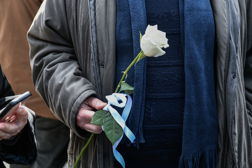 Σύγκρουση τρένων στα Τέμπη: Οδύνη στην κηδεία του 35χρονου μηχανοδηγού Σπύρου Βούλγαρη - Παρών ο Μητσοτάκης