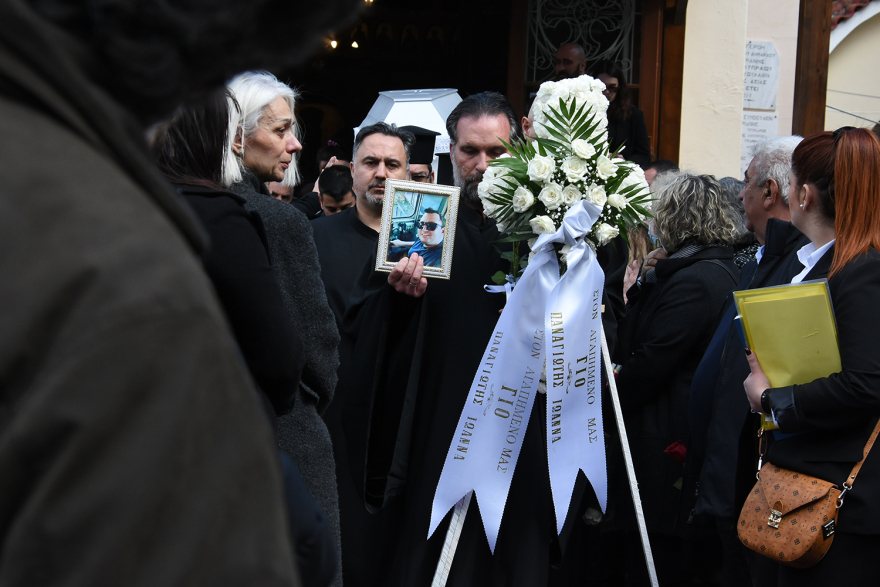 Σύγκρουση τρένων στα Τέμπη: Οδύνη στην κηδεία του 35χρονου μηχανοδηγού Σπύρου Βούλγαρη - Παρών ο Μητσοτάκης