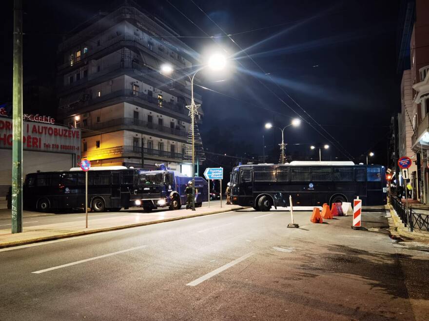 Κουκουλοφόροι πέταξαν πέτρες στα γραφεία του ΟΣΕ στην πλατεία Καραϊσκάκη : 2 συλλήψεις και 5 προσαγωγές