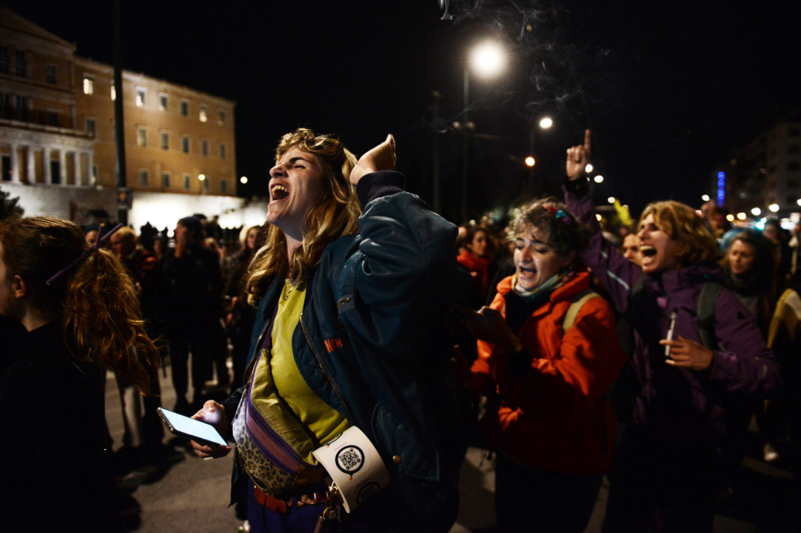 Κουκουλοφόροι πέταξαν πέτρες στα γραφεία του ΟΣΕ στην πλατεία Καραϊσκάκη : 2 συλλήψεις και 5 προσαγωγές